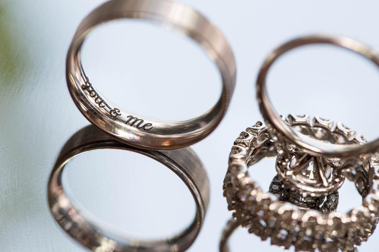 אפשר להוסיף מגע ייחודי לטבעת הנישואין עם חריטה אישית