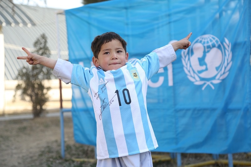 הילד עם החולצה ממסי. צילום: UNICEF /Mahdy Mehraeen