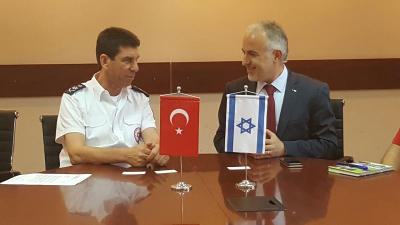  נשיא הסהר האדום הטורקי ד"ר קרם קיניק ומנכ״ל מד״א אלי בין