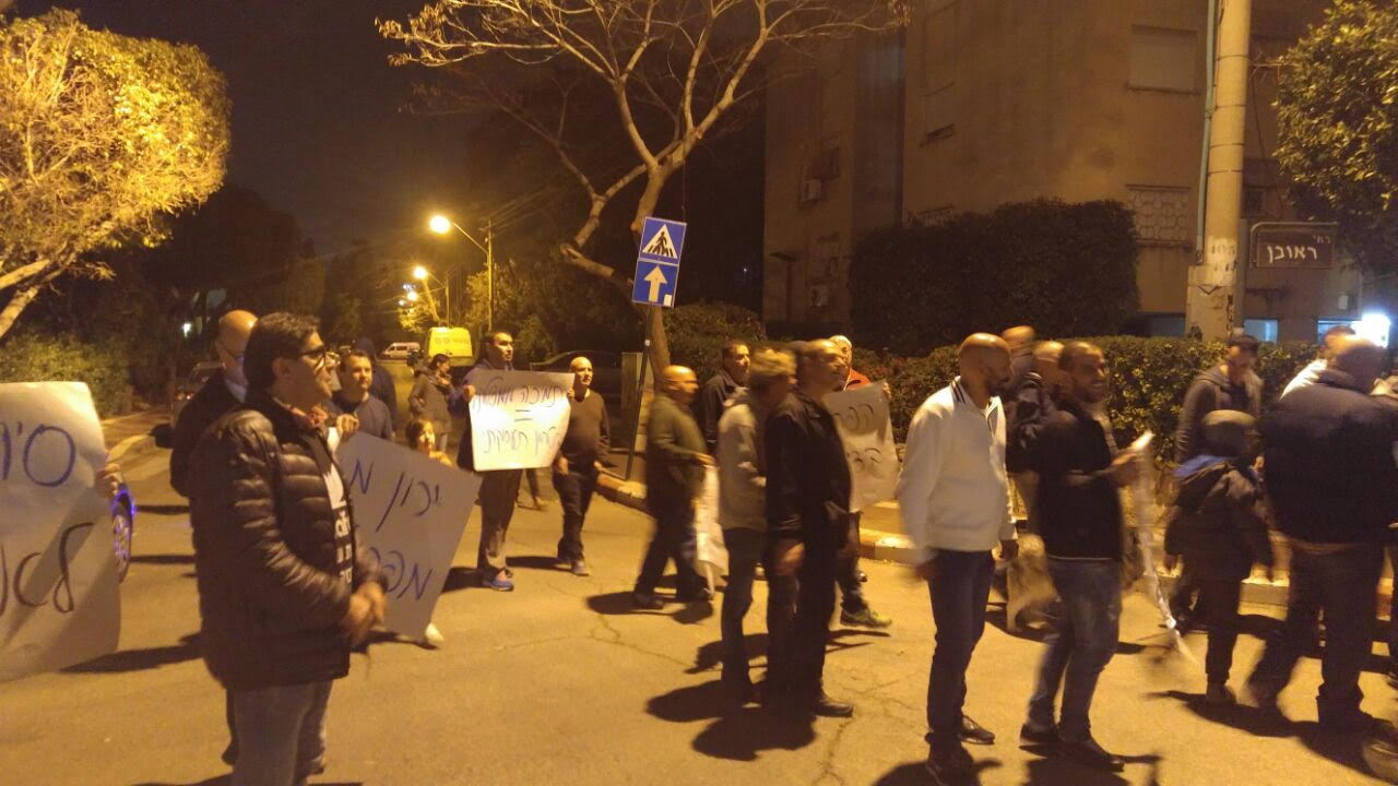 עובדי חיפה כימיקליים מפגינים מחוץ לביתו של סגן השר להגנת הסביבה