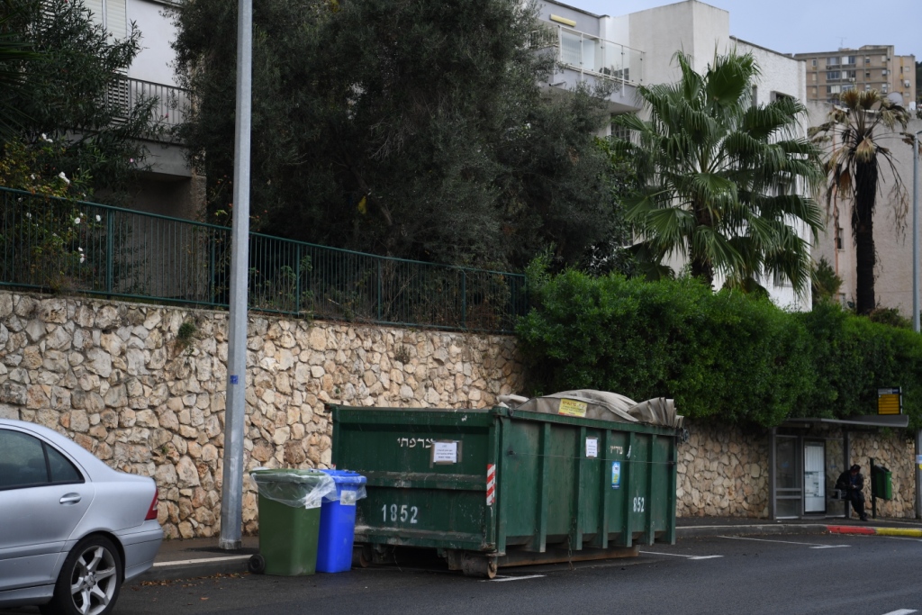 מכולות לאיסוף פסולת בנייה ופסולת מסוכנת הוצבו בשכונות שנפגעו בשריפה-  קרדיט צילום ראובן כהן דוברות עיריית חיפה