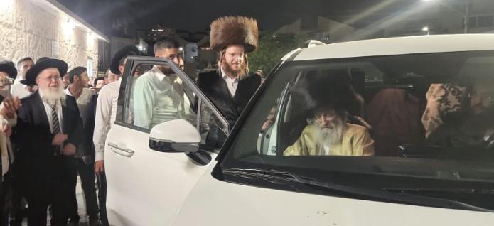 הקהל מלווה את הגה