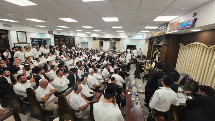 הקהל שתה בצמא את דבריו של המשפיע החסידי. צילום: דוברות המועצה הדתית אשקלון
