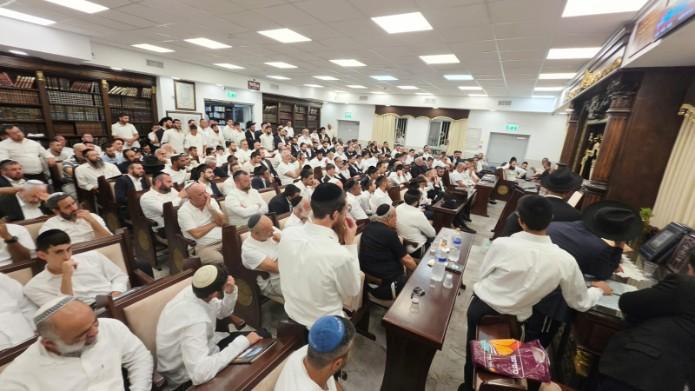 פייטן הסליחות ר' שלמה דידי ניגש אל התיבה בנוסח עדות המזרח. צילום: דוברות המועצה הדתית אשקלון