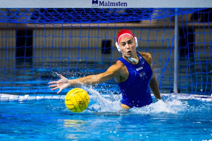 שוערת נבחרת ישראל בפעולה מול השער. צילום: euro.waterpolo