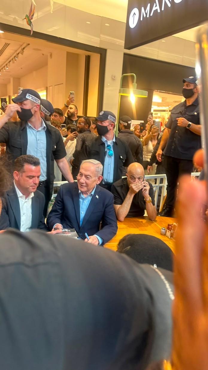 הביקור עורר עניין בקרב הסועדים שנכחו במקום. צילום: אסף לוי