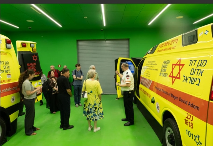 חברי המשלחת בסיור בין אמבולנסים וניידות טיפול נמרץ בקריית מד"א. צילום: אלירן אביטל