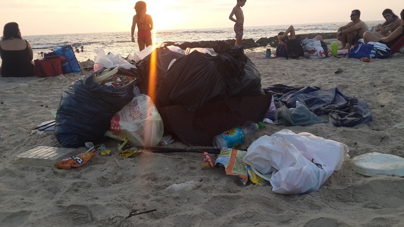 פסולת בחוף מכמורת, צילום: פרד ארזואן