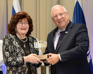  נשיא המדינה עם הרבנית אסתר לנדמן. צילום: מארק ניימן/ לע"מ