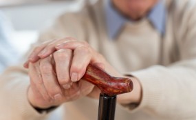 איך לבחור ליווי רפואי נכון להורה מבוגר קרדיט תמונה FREEPIK