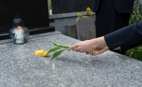 מצבת גרניט שחורה להנצחה אלגנטית ועמידה קרדיט תמונה FREEPIK