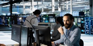 המאפיינים החשובים בארונות תקשורת והבחירה הנכונה לעסק קרדיט לתמונה FREEPIK