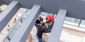 מהעוטף ליבנה, ובחזרה: היזמים שליוו משפחות מפונות עד חזרתן הביתה מארגנים את הדירות ביבנה - קרדיט סיירוס קפיטל (Large)