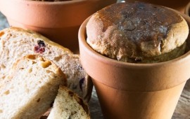 לחם בריוש לט"ו בשבט, אפוי בעציצים לחם בריוש אפוי בעציצים. צילום - מנחם גרייבסקי