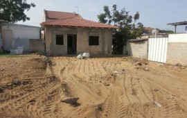 חדרה: מפקחי רשות מקרקעי ישראל פינו מרפסת וחומת לבנים שהוקמו על קרקע בבעלות המדינה גבעת אולגה פינוי בהסכמה (צילום: רשות מקרקעי ישראל)