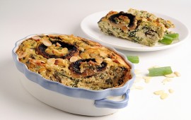 מתכון: פשטידת קמח חומוס, עלי מנגולד, פטריות ובצלים פשטידת פטריות ובצל מקמח חומוס. צילום: יולה זובריצקי