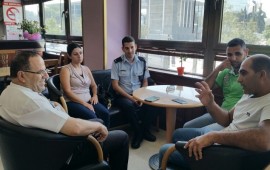 הקבלן הישראלי פואד קיסר שוחרר מהכלא במצרים בני המשפחה מקבלים את הבשורה - לצד איוב אשתו של פואד, אמל קיסר וממולו אחיו איאד קיסר