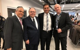 שבוע היהלומים הישראלי בניו-יורק מתקיים השבוע בהשתתפות קונסול ישראל דני דיין קונסול ישראל בניו יורק, ראובן קאופמן נשיא בורסת היהלומים בניו יורק, עזרא בוארון ואורי ספירו חברי הנהלת הבורסה ברמת גן.(צילום: מיקי קטן)