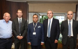 ראש מדינת גוג'ראט בהודו בביקור בבורסה ליהלומים: "בביקור הראשון שלי בחו"ל בחרתי בישראל כדי ללמוד" בתמונה משמאל לימין קובי קורן, בועז מולדבסקי, ויאגי רופאני, יורם דבש ודני טל (צילום: אפי שמח)