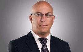 מאבק מכוער בין בני זוג לשעבר הביא לפיטוריי הבעל מעבודתו עו