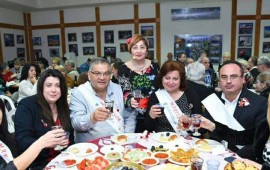 שגרירת מולדובה בישראל חוגגת עם עולים מולדובה במגדל העמק צילום: דוברות עיריית מגדל העמק