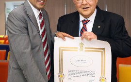 גאווה ישראלית: ממשלת הודו העניקה עיטור כבוד יוקרתי לפרופ' בסט מרמב"ם פרופ' לאל אנסון בסט מקבל את העיטור מידי שגרירי הודו בישראל. צילום: פיוטר פליטר, דוברות הקריה הרפואית רמב