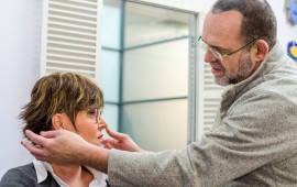 מספרה עם נשמה: המעצב אלי כהן מגשים חלומות לחולות סרטן מעצב הפאות אלי כהן: מה שהחל כפינת טיפול התנדבותית קטנה בקצהו של המסדרון המחלקה התפתח ברבות השנים למספרה תוססת ושוקקת חיים, בה הצוות המקצועי כולו מרגיש שליחות בהפעלתה