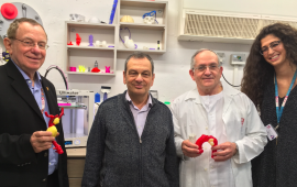 חדשנות בביה"ח רמב"ם - מדפסות תלת מימדיות לתרגול איברים בתמונה משמאל לימין: פרופ׳ רפי ביאר, מנכ״ל רמב״ם, פרופ׳ אהוד קליין מנהל אגף המחקר, פרופ׳ אהרון הופמן שהדפיס כלי דם לשימושים טרום ניתוחיים בקנה מידה של 1:1 ודורין ברדי מנהלת מרכז ההמצאות ברמב״ם. צילום: ON-AIR Communication