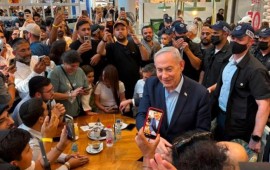 אתנחתה קצרה של קפה: ראש הממשלה נתניהו עצר לאספרסו וסודה בקפה גרג בנתניה ראש הממשלה בנימין נתניהו בקפה גרג בקניון השרון בנתניה. צילום: אסף לוי