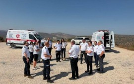 קציני משמרת ממוקד החירום של מד"א נפגשו בחוות גלעד עם הרבש"צ שנפצע בפיגוע קציני המשמרת ממוקד החירום של מרחב ירקון בסיור בשומרון. צילום: דוברות מד