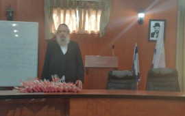 בת מצווה בסימן קשר בין אם לבת הרב חנוך זייברט, ראש עיריית בני-ברק משמיע דברי ברכה נרגשים ל-25 בנות ואימהותיהן, שחגגו בצוותא את בת המצווה, באולם הישיבות של מועצת העירייה.