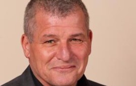 רוזנטל תוקף: "נוני מוזס השתמש בעיתון לחיסול חשבונות" רוזנטל: אני מאמין לברנע, אבל גם הוא יודע מה קורה במערכת העיתון- רשימות שחורות, סיקור אוהד לפוליטיקאים ששירתו את האינטרס הכלכלי של המשפחה