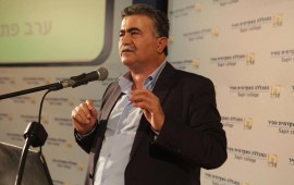 פרץ: ''אלפי עובדים יפוטרו בגלל פוליטיקה קטנה של נתניהו מול אובמה'' שר הביטחון לשעבר, ח