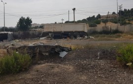 מסיגי גבול שהשתלטו על 27 דונם אדמות לאום סמוך לירושלים והקימו מתחם בו הפיקו חומרי בנייה נאלצו להתפנות בעקבות פעולות האכיפה של רשות מקרקעי ישראל פינוי עצמי ליד מחסום 300 (צילום: רשות מקרקעי ישראל)