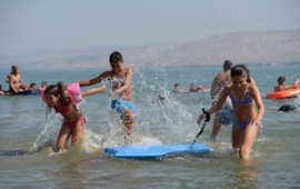 בשורה למתרחצים - שירותי ההצלה בחופי הכינרת יוארכו עד שעה 19:00 חופי הכינרת. מעכשיו מצילים עד 19:00