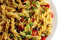 מתכון: סלט פסטה קר וצבעוני על בסיס קמח חומוס - ללא גלוטן סלט צבעוני של פסטה 'פוזילי' על בסיס קמח חומוס ללא גלוטן באדיבות השף פול אסנהיים למותג הפסטה EXPLORE CUISINE