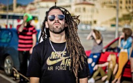 פלד מגיע להופעה חינמית בכיכר המוזיקה של מארלי בדיזנגוף סנטר פלד. צילום: דורון סרי