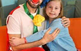 ג'וני מחולה הליצן הרגיש והמרגש: חגג את יום הולדתו עם ילדי המחלקה האונקולוגית ב"רות" בתמונה: ג'וני מחולה עם דרינה סמיונוב, בת ה-10 מחיפה. צילום: פיוטר פליטר