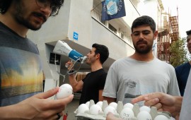 קואליציית הארגונים החברתיים בהפגנה: "בנק ישראל צריך ביצים" צילום: יח