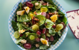 חג שמח בטיב טעם - מתכון לסלט תרד עם ענבים וגבינת צ'דר חמוציות סלט תרד ענבים וגבינת צ'דר. צילום: אפיק גבאי