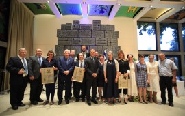 פרס ירושלים לאחדות ישראל: נשיא המדינה ורעייתו אירחו היום בבית הנשיא את טקס הענקת הפרס שעומד השנה בסימן "יום אחד של אחדות – למען דור ההמשך" נשיא המדינה עם הזוכים. צילום: אביתר ניסן