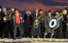 היישר מבוראט וקוסטריצה: תזמורת הפאנק הצועני פאנפרי צ'יקוריליה בדרך לישראל