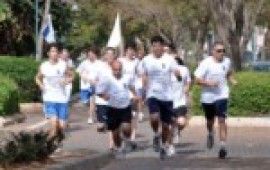 תלמידי "האורן" ביבנה זוכרים את הנופלים במערכות ישראל Yavne_Haoren_school_memorial_small