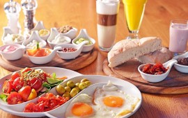 למה חשוב לאכול ארוחת בוקר? ארוחת בוקר במסעדת פטרה באשדוד. חיונית לגוף (צילום: עידן גרוס)