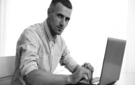 5 טיפים להקמת עסק חדש בעל עסק יושב ליד המחשב