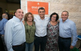 "אדמה מכתשים" חנכה בעיר העתיקה את "מועדון נעים" על שמו של נעים ברזני ז"ל ממניחי היסודות למפעל ויקיר העיר באר שבע מועדון נעים. צילום דייגו מיטלברג