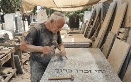 אדם ואבן מסבירים כיצד לבחור מצבה מכובדת ומרגשת לאהובכם