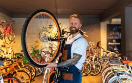 חנות אופניים וקורקינטים חשמליים קרדיט תמונה FREEPIK