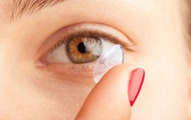 עדשות מגע חודשיות קרדיט צילום FREEPIK