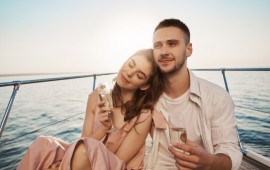 הפלגה רומנטית עם ארוחה על יאכטה מפוארת קרדיט תמונה FREEPIK